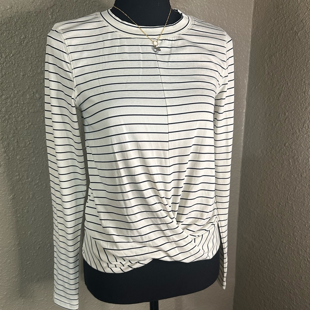 NWOT Old Navy Active Twist/keyhole top - in white and black